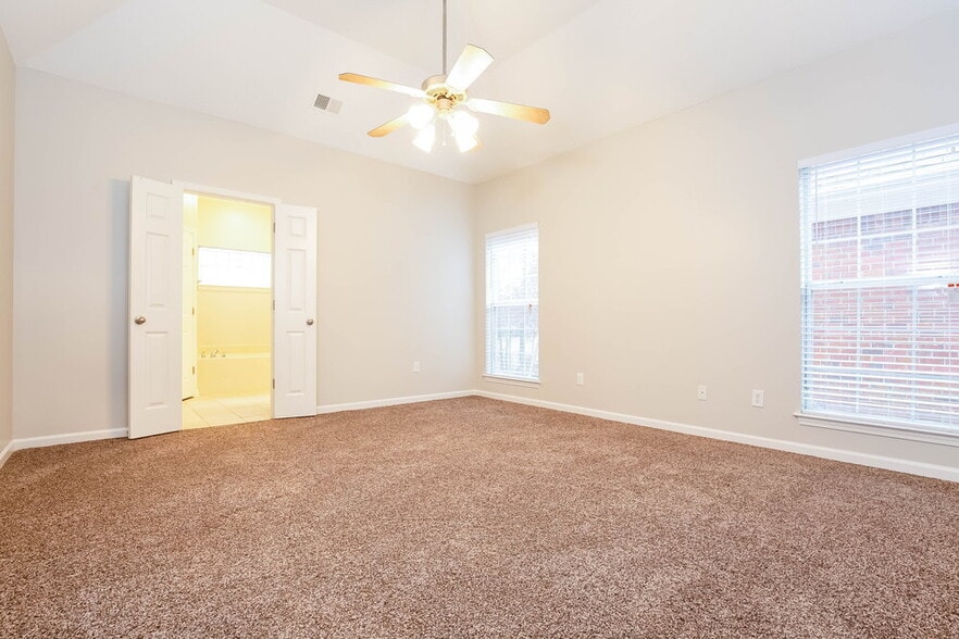 Building Photo - 735 Classic Dr S