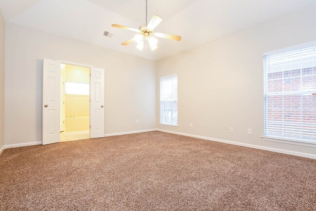 Building Photo - 735 Classic Dr S