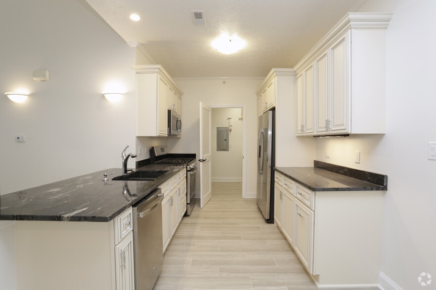 The Cranbrook - Kitchen - The Pointe at Adams Ridge
