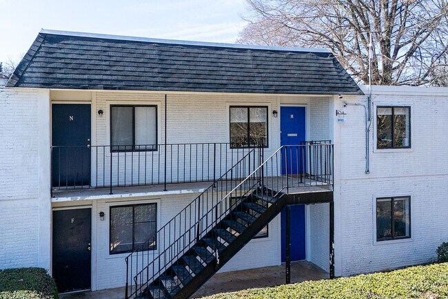 Building Photo - Spacious, affordable two bedroom townhouse just minutes from shopping and dining in Gastonia!