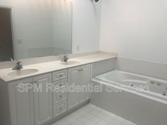 Building Photo - 4122 Breezewood Dr
