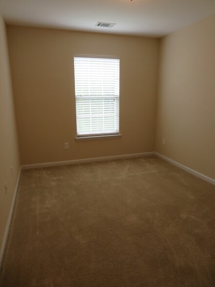 2nd Bedroom off loft w ceiling light, blinds, & carpet - 2496 Stadium Dr