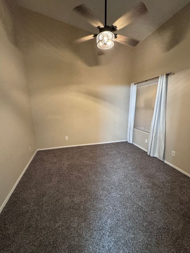Building Photo - upper level with balcony - Boulder City