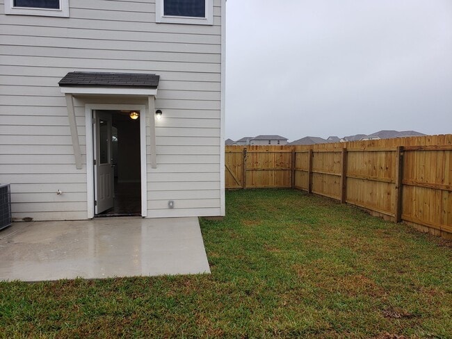 Building Photo - Townhome for rent