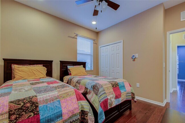 Building Photo - 1122 Oakcrest Dr
