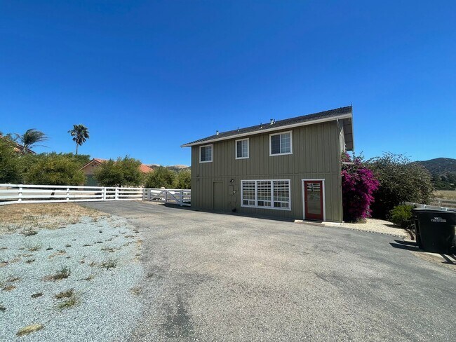 Building Photo - Beautiful Home in Chualar -with many ameni...