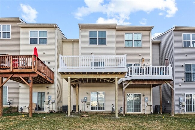 Building Photo - Commuter Friendly 3 Bed 3.5 Bath Townhome