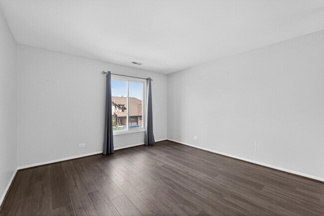 Building Photo - 1700 Lakecliffe Dr