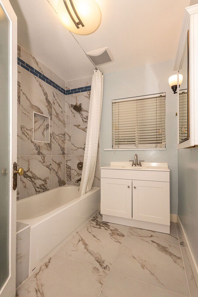 Building Photo - Warm & Welcoming Home Near Melrose with Room to Live, Work & Create