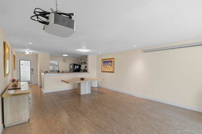 Building Photo - 300 NE 26th Ave