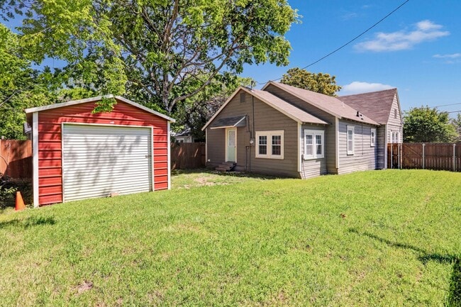 Building Photo - Cutest Cottage available Now in McKinney!
