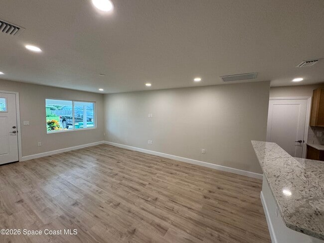 Building Photo - 530 Sheridan Ave