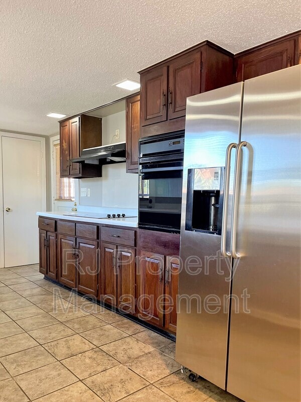 Building Photo - 3235 Foxgate Dr