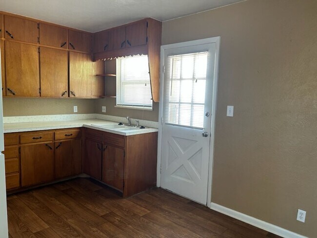 Building Photo - 3006 Butternut Dr