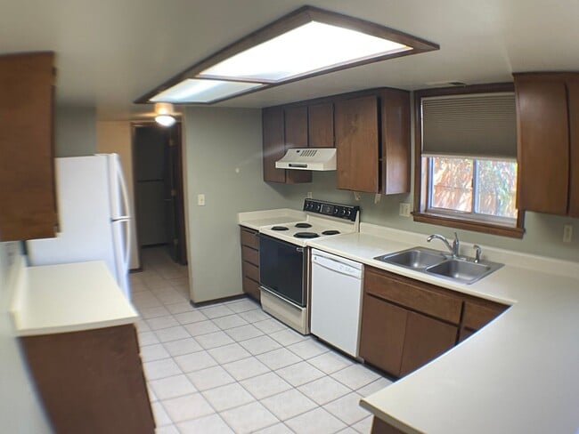 Building Photo - Super End unit Townhouse!!
