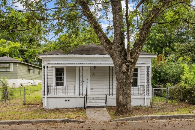 Building Photo - Charming 2 Bedroom, 2 Bathroom house
