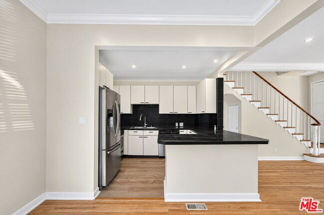 Building Photo - 215 S Gale Dr