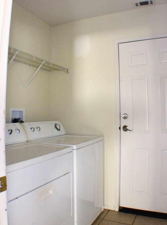 Building Photo - Roomy Palacio Del Oro North Townhome