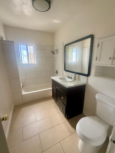 Bathroom - 330 W Bencamp St