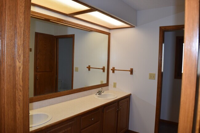 Building Photo - 2210 Skyline Dr