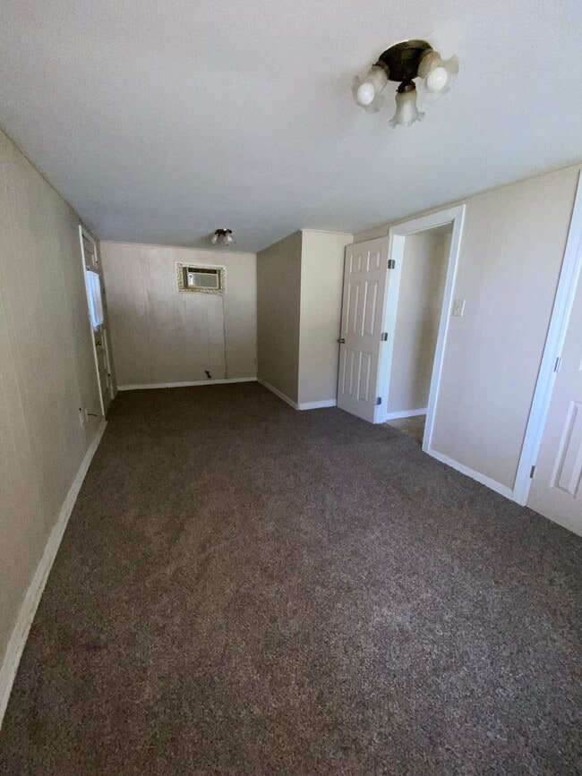 Building Photo - 2 Bed 1 Bath in the University Add Near Paseo and 23rd St Restaurants