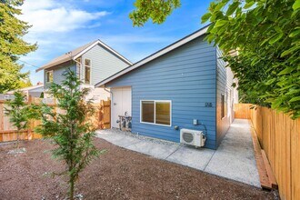 Building Photo - Live in the Heart of North Seattle – 2-Bedroom Home!