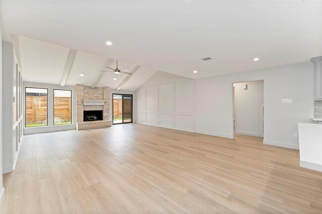 Building Photo - 14147 Hillvale Dr
