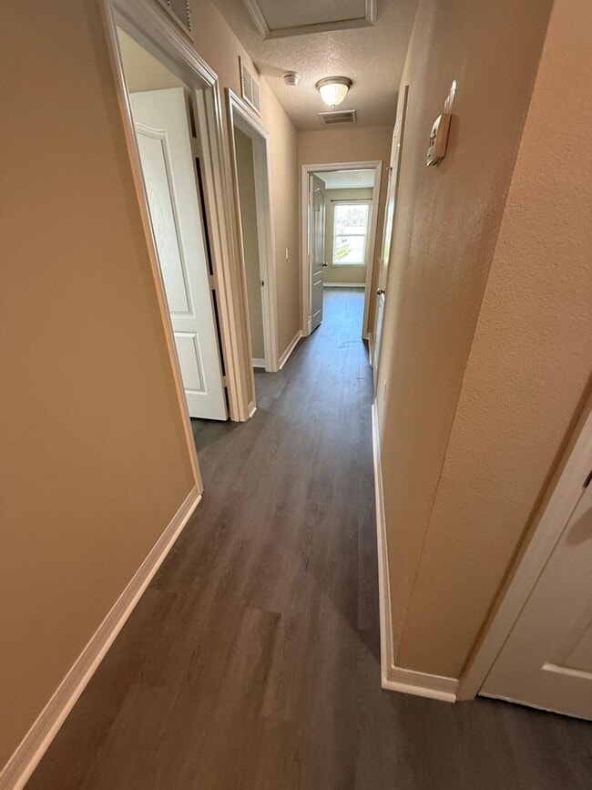 Building Photo - Beautiful 3 bedroom, 2.5 bath recently renovated townhouse in Winter Garden