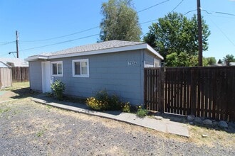 Building Photo - East Kennewick Stand-Alone Studio Apartment