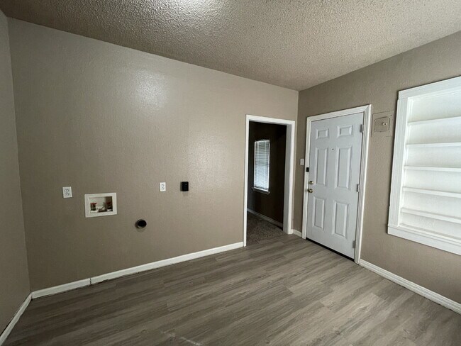 Building Photo - Beautiful Home Located Near Medical District & Tech Campus!