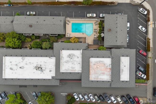 Building Photo - Bright Renovated 1 Bedroom Corner Condo in the Heart of Downtown Bellevue