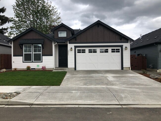 Building Photo - Single level 1 year old home