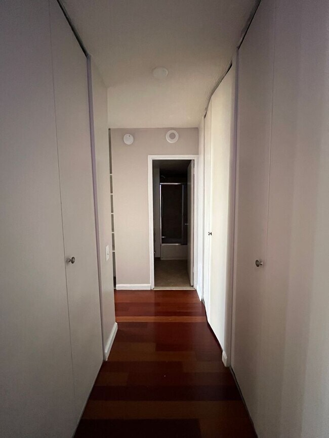 Building Photo - Beautiful High Rise Condo in Washington Sq...