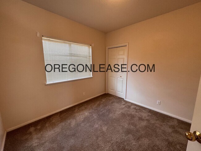 Building Photo - 3 bedroom North Eugene home with full size...