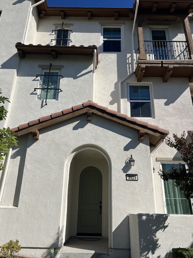 Building Photo - Gorgeous 3 Bed, 2.5 Bath Condo in Perfect ...