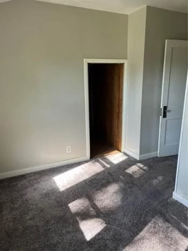 Building Photo - 406 S 6th Ave