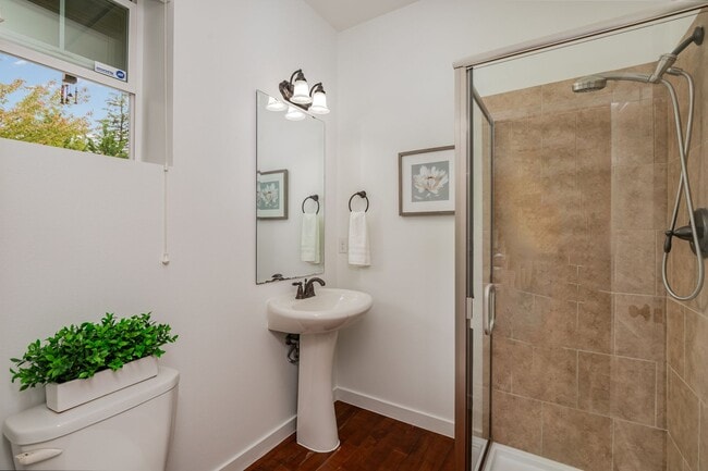 Building Photo - North East Facing 4 bed 3 bath ready for m...