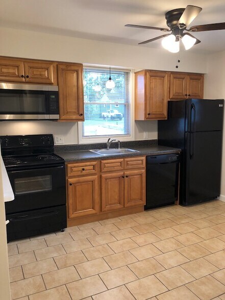 Eat-in Kitchen - 907A Malquin Dr