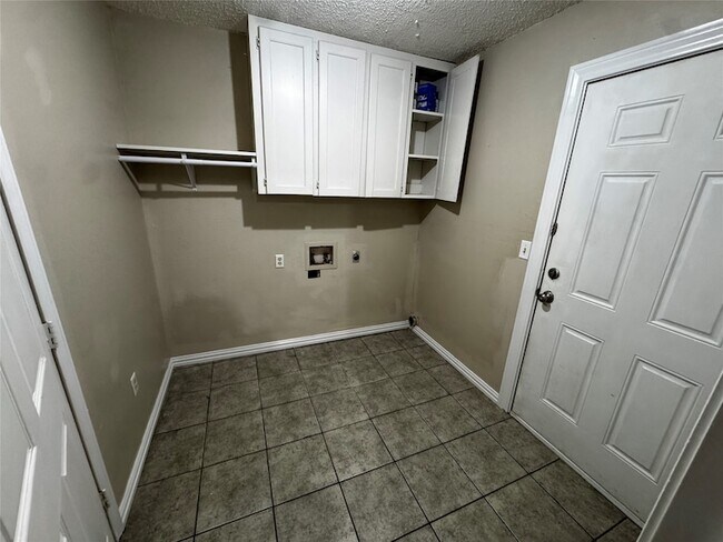 Building Photo - 200 Cedar Ln