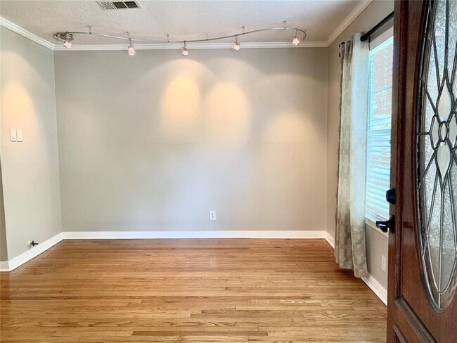 Building Photo - 8318 Highcrest Dr