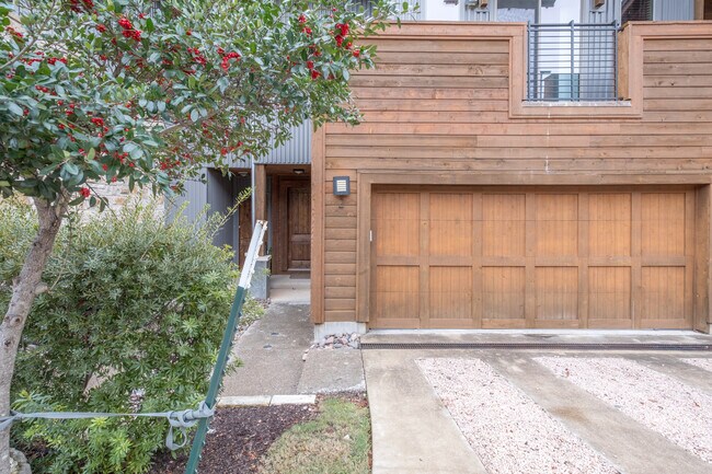 Building Photo - Beautiful 2 Bedroom, 2.5 Bath Townhome in Northwest Austin