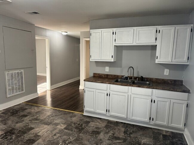 Building Photo - 1609 17th Ave N