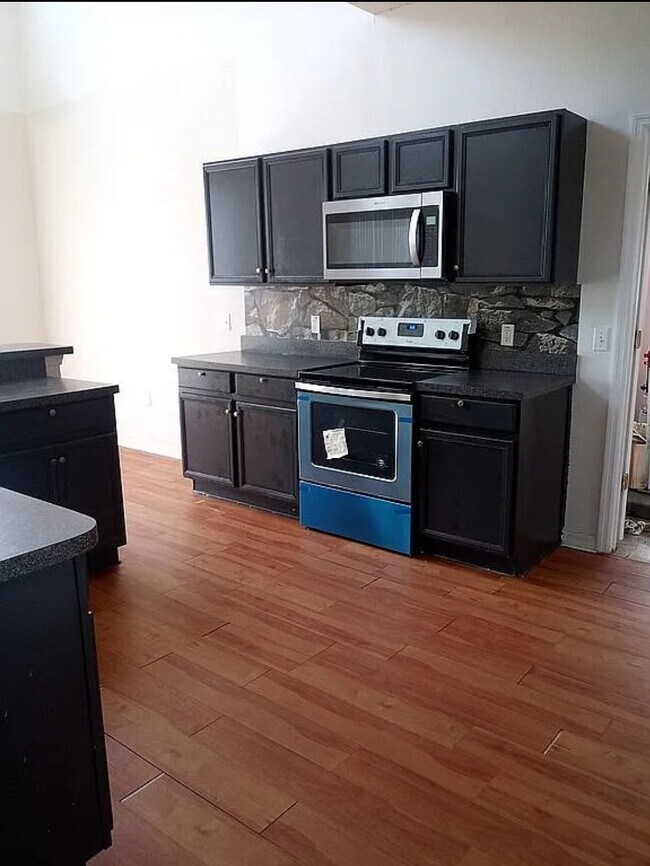 Building Photo - 148 Columbia Dr