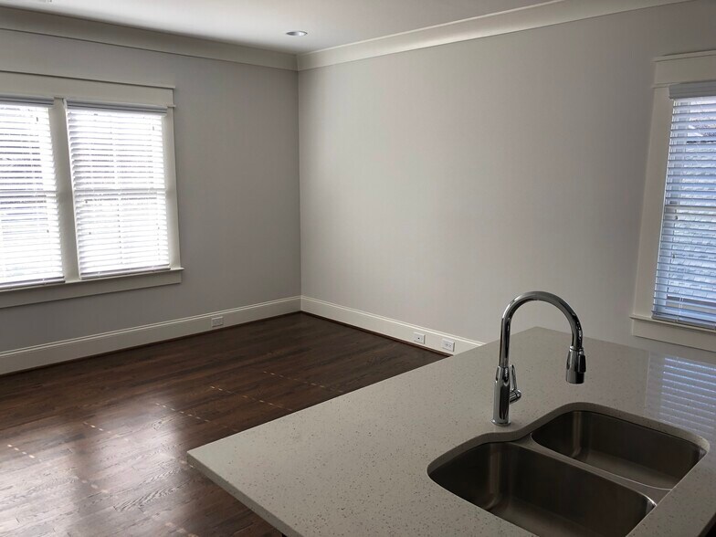 Living area from kitchen - 2121 Roslyn Ave