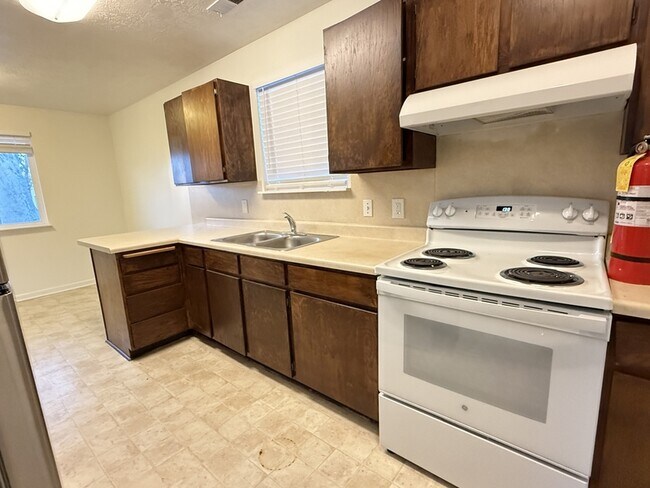 Building Photo - 966 Glendale St W