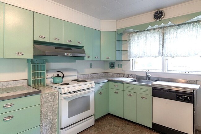 Building Photo - 74 Carlisle St