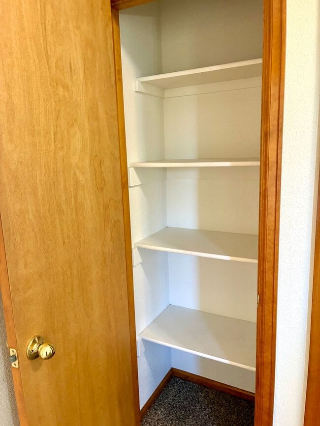 Building Photo - Beautiful 3 bedroom, 2 and 2-1/2 bath Townhome with 2 car attached garage and Finished Basement w...