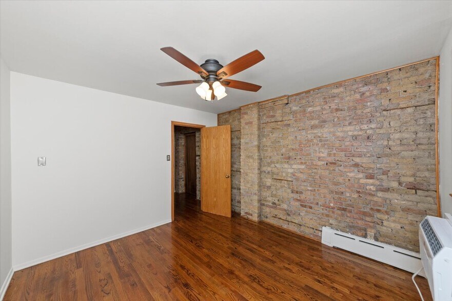 Building Photo - 534 W Belden Ave