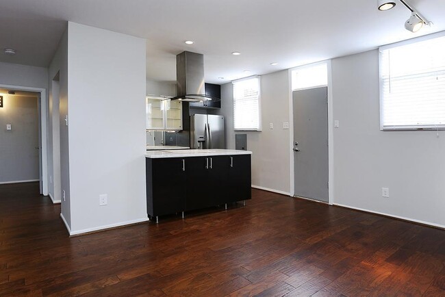 Building Photo - 5236 Memorial Dr