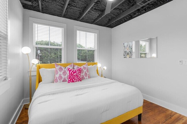 Building Photo - 156 Camellia St